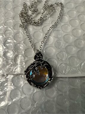 Unlisted Silver-Tone Leaf Pendant Necklace with Iridescent Cabochon